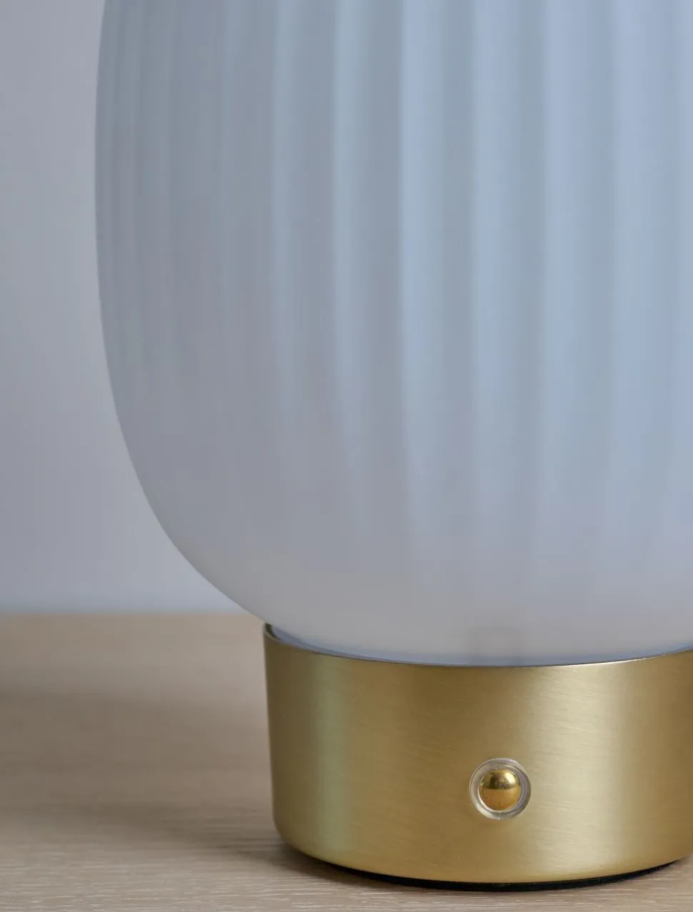 Avelina LED-pöytälamppu messinki