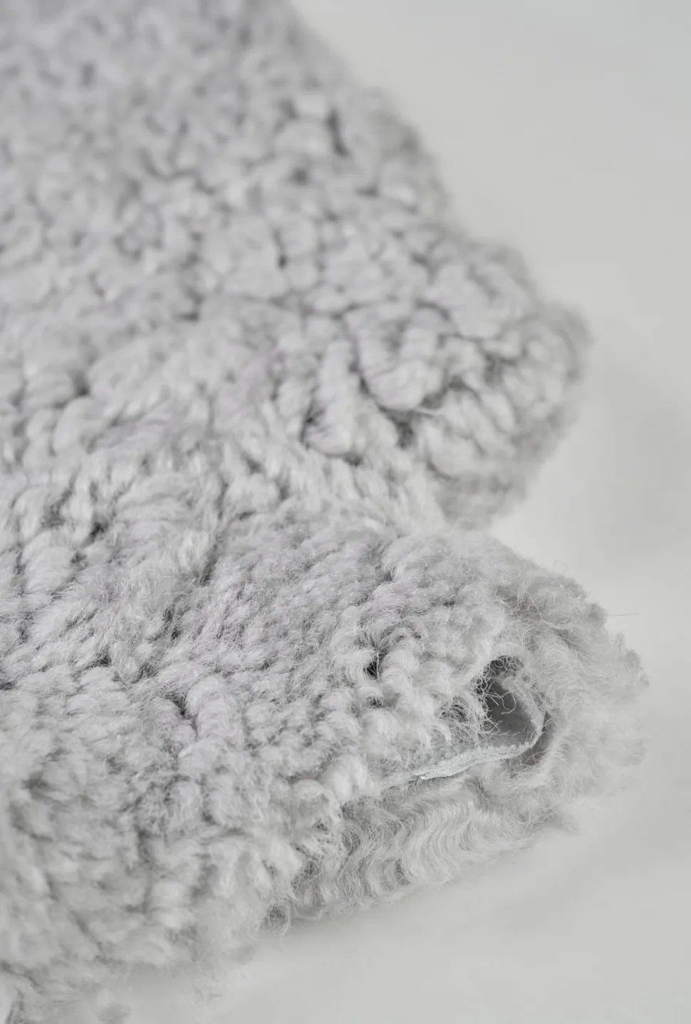Curly wool kuumavesipullo vaaleanharmaa