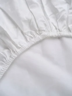 Eden muotoonommeltu aluslakana valkoinen