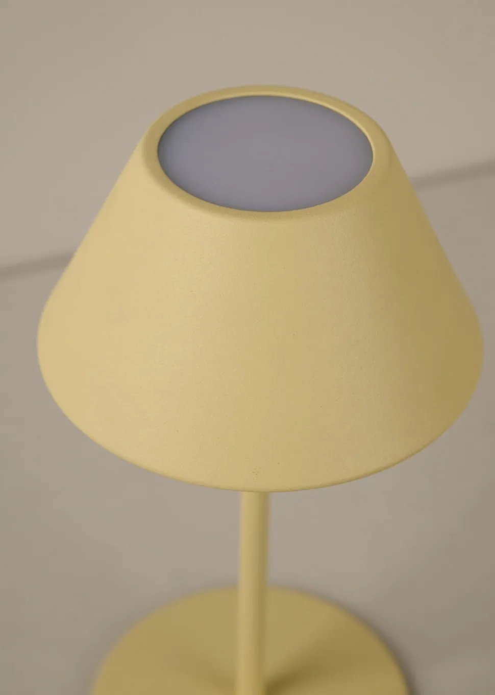 Millie LED-pöytälamppu vaaleankeltainen