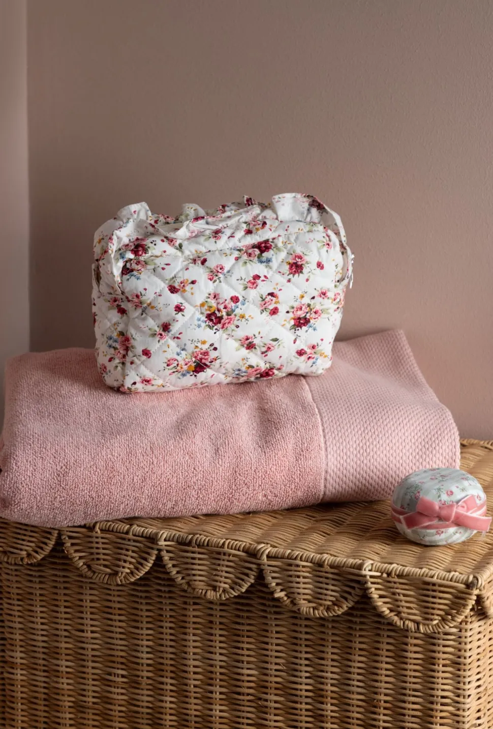 Rose ruffle toilettilaukku valkoinen
