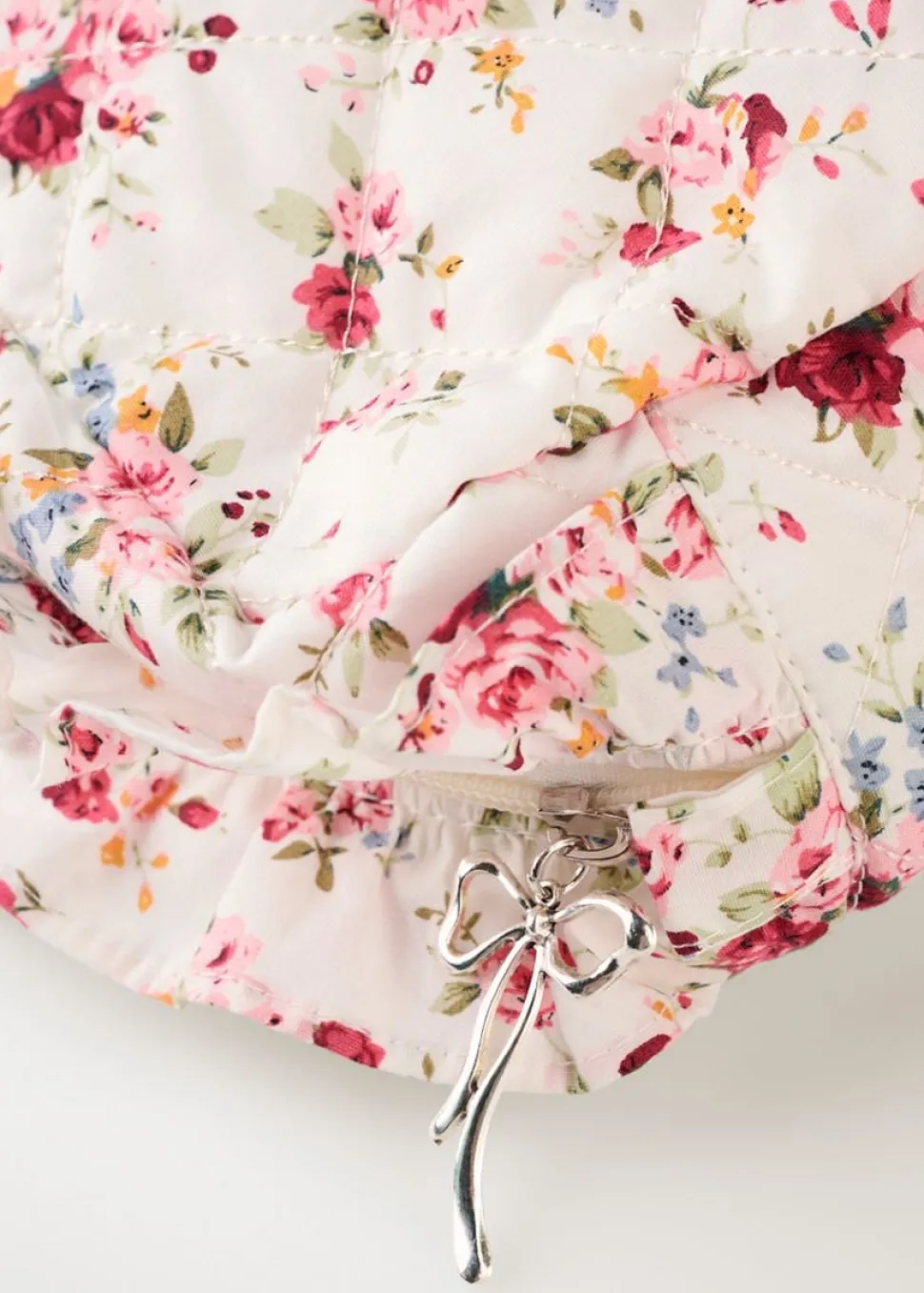 Rose ruffle toilettilaukku valkoinen