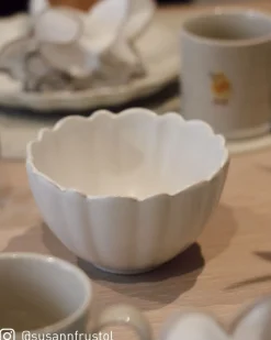 Scallop kulho luonnonvalkoinen