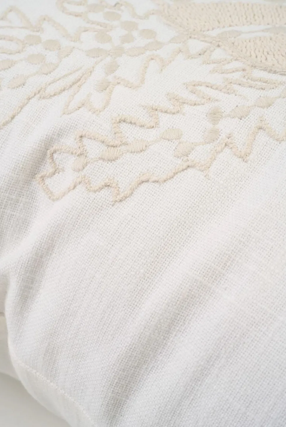 Shell embroidered koristetyyny valkoinen