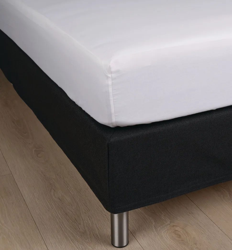 Soft Satin muotoonommeltu aluslakana valkoinen