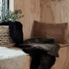 Suede koristetyyny konjakki