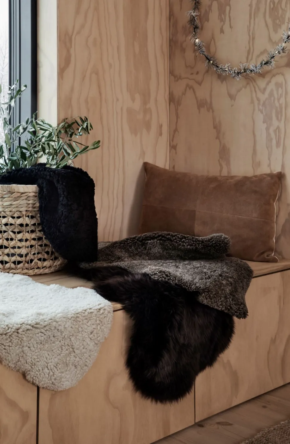 Suede koristetyyny konjakki
